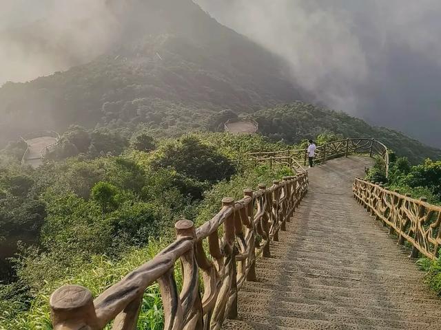 陪我的28岁闺蜜去爬了6座名山,最后才知道她只是为了打卡拍照!