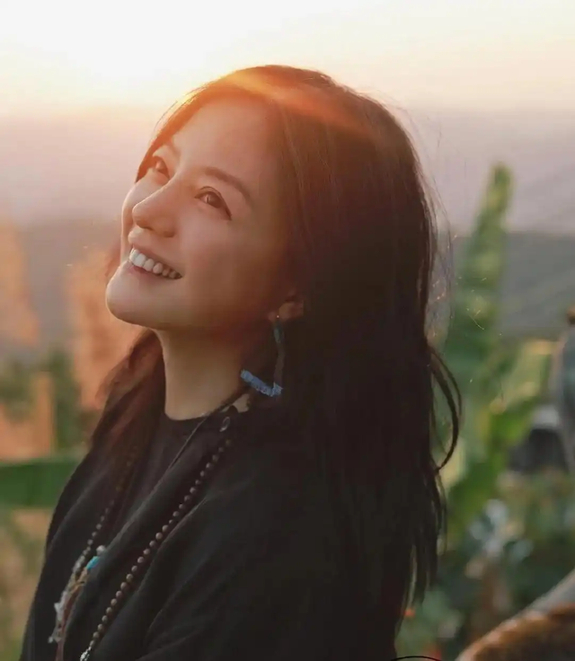 封杀四年，49岁赵薇突传消息，因胃癌去世传闻5个月前就真相大白