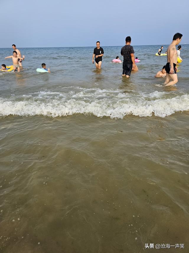 大海的魅力，有夕阳西下，有浪声阵阵，有欢笑追逐，有涛声滚滚