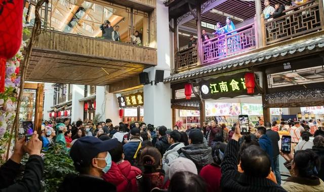 12月6日,银川江南水街正式开街迎客!