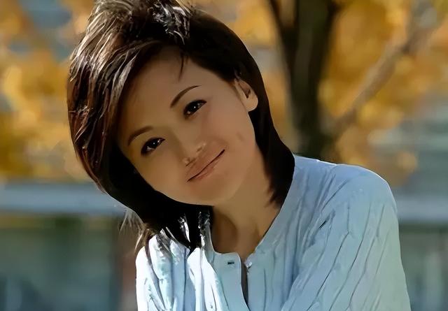 和撒贝宁同居四年，却转身投入富豪怀抱，没想到如今竟沦落至此