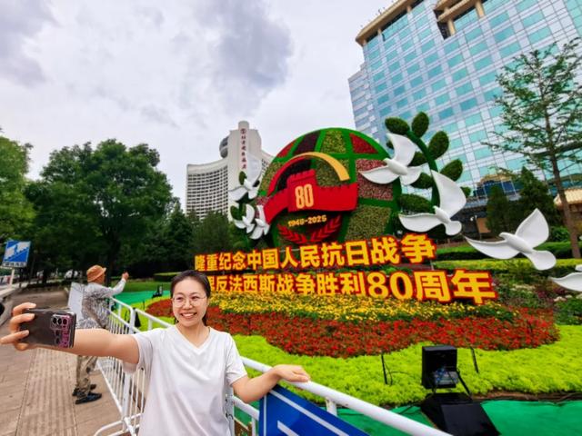 先睹为快！纪念抗战胜利80周年主题花坛搭建中→