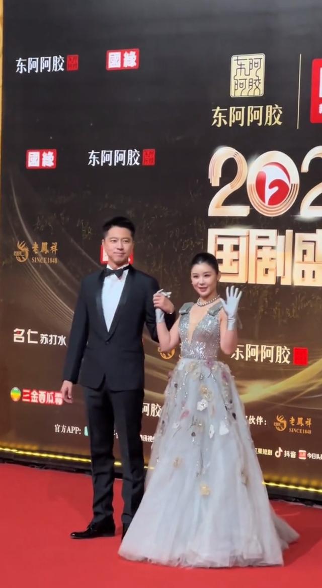 炸屏！王雷李小萌夫妇牵手国剧盛典晚会，夫妻恩爱画面被网友夸爆