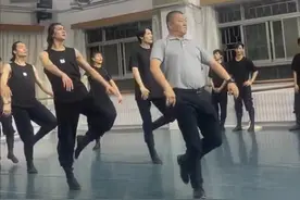 锐评丨舞蹈院长“奔腾”出圈！热爱是老师最好的示范图片