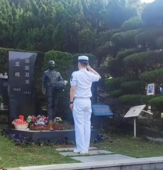 南海撞机王伟成功跳伞，咋10万人都找不到他？直到20多年后才明白