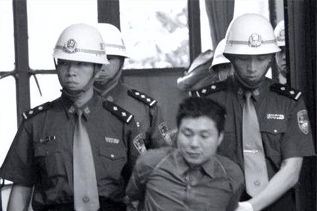 2001年张君走下法庭，含泪签完字后被押刑场，行刑过程中表情镇静