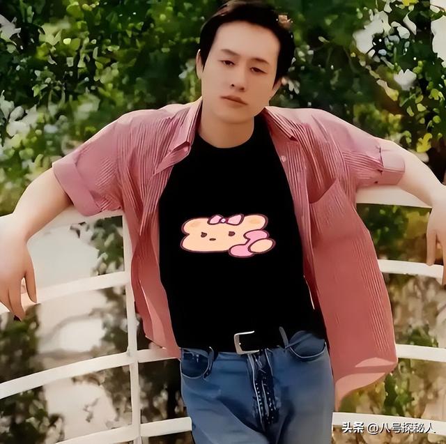 跑龙套20年、吃剩菜、买不起房、被导演嘲笑，如今他打了谁的脸？