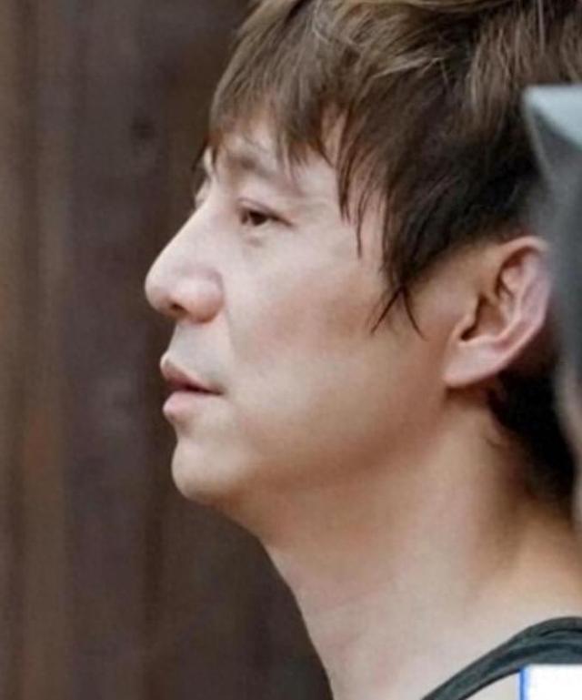 世上没后悔药？无妻无子、与保姆相伴的何炅	，走上了另外一条道路