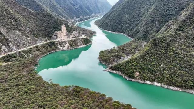 玉垒关下何奇？两江交汇！