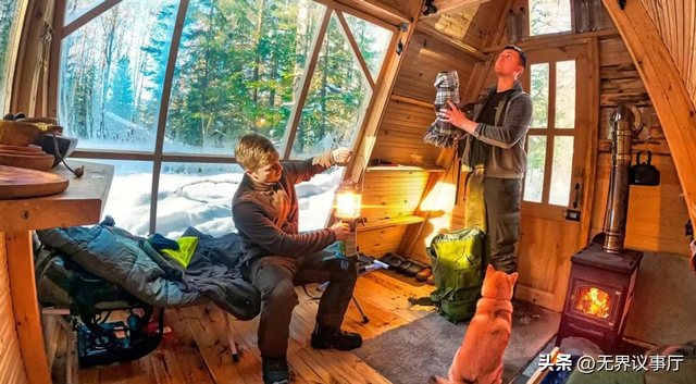 美国夫妻乡间木屋离网生活，熬过冬季与寂寞，陪伴母亲时间自由