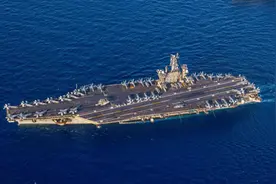 卫星拍摄到！美航母目前在红海接受补给，这下都知道答案了吧图片