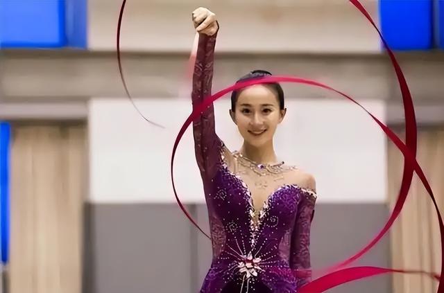 曾是体操女神，为还 1400 万债与大51岁的干爹谈恋爱，如今重获新生