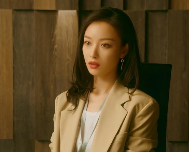 37岁倪妮晒照过圣诞，一细节暴露真实现状，难怪当初看不上冯绍峰