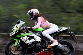 新手必看，骑行经验分享，趴着骑摩托车和挺直腰骑摩托车的区别。图片