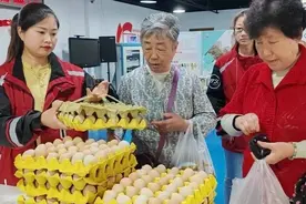 长宁这里有个快递员们开办的公益集市，“特供”商品让居民很满意图片