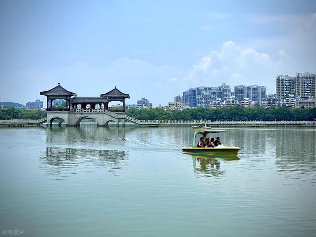 国内最有 “割裂感” 的城市之一！小吃摊吃到扶墙出，太适合漫游了