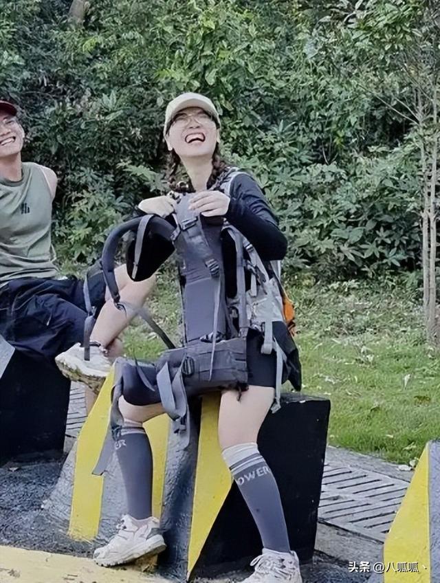 广东女子登山脚崴，被陌生小伙背40分钟下山，恶心的一幕出现了