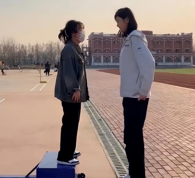 东北女孩身高2.26米，貌美如花，妈妈却天天发愁：这辈子都难嫁人