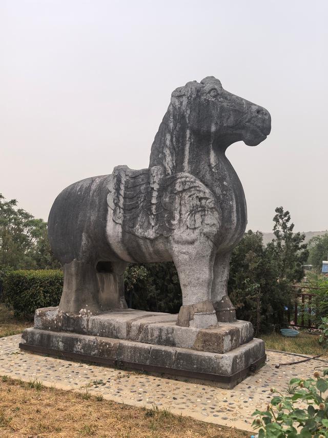 乾陵，一陵俩皇帝，国内唯一，大型石刻超百件，被称为石刻艺术馆