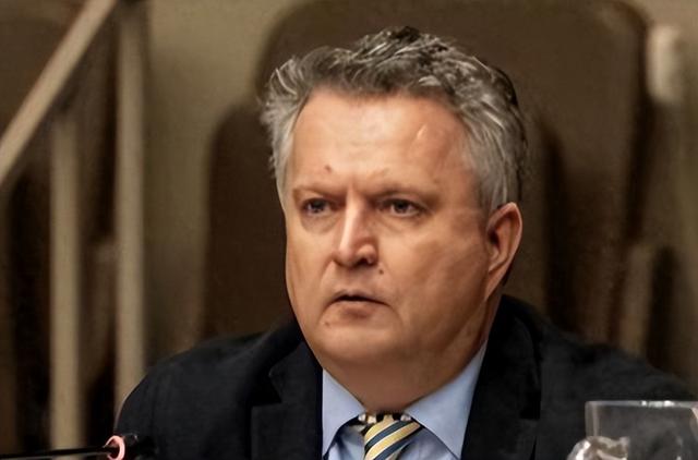 特朗普通告全球，不救乌国，泽连斯基派人赴北京，当面提1个要求