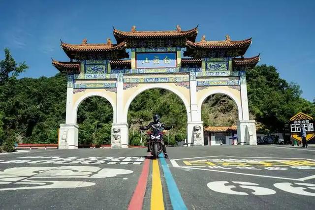 3万人挤爆灵隐寺！免门票不是亏本，是文旅经济新玩法？