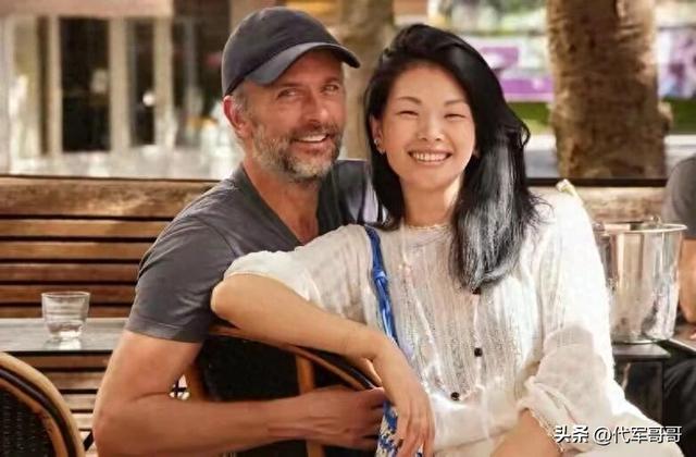 她被群嘲是“第一丑模”，嫁给大20岁老外，如今43岁怎样了？