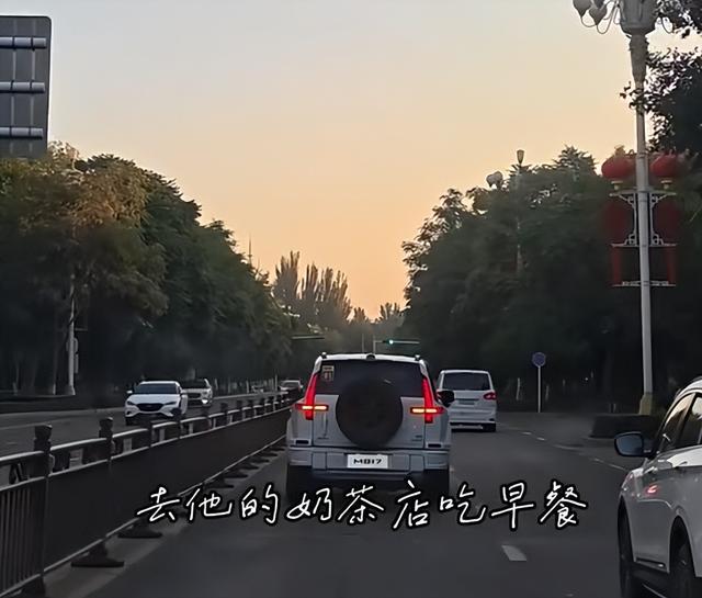 俞敏洪新疆旅行，大早上喝“上马酒”，还跟美女老板一起走秀