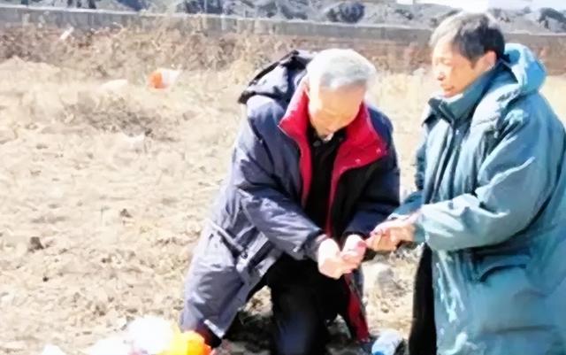 北京一老人去世，养女被遗物吓得求助政府，揭开了隐藏60年的秘密