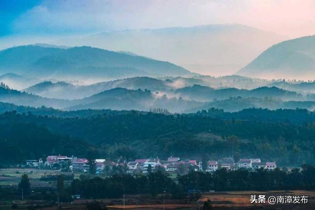 南漳：晨雾笼罩龙门集，宛如仙境入画来