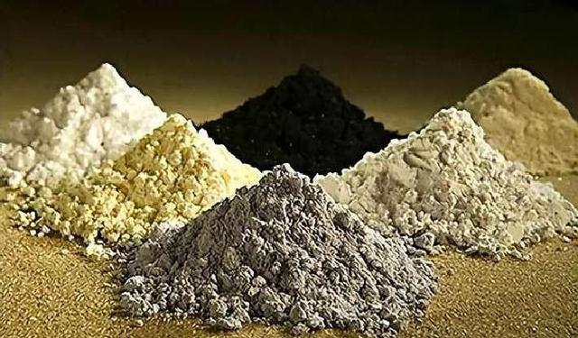 又当又立？威胁不成美财长求缓稀土管制，中国回应耐人寻味？