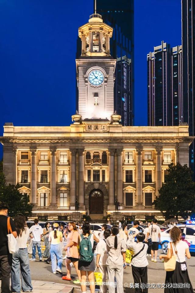 41°C高温天，这么多游客来武汉玩什么?