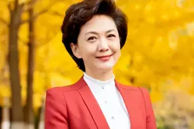 她曾是央视知名女主持人，嫁大11岁清华教授，结婚20年幸福如初图片