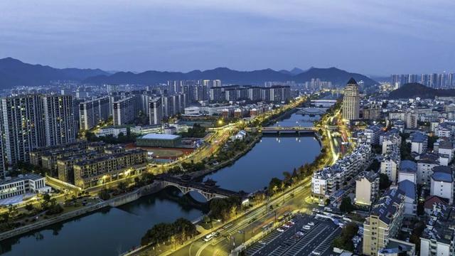 昌化人，看场电影需要跑於潜