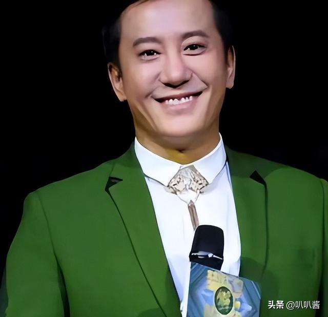 他8次上春晚	，作死被捕入狱，如今56岁无人问津，沦落到四处走穴