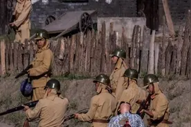 1943年，女战士邓静华被捕，日军用“老虎凳“折磨，她大喊：我说图片