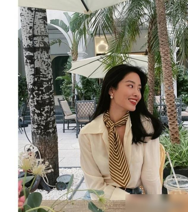 原来“丝巾”用对了这么洋气、高级？学杨采钰这样搭衣服，太美了