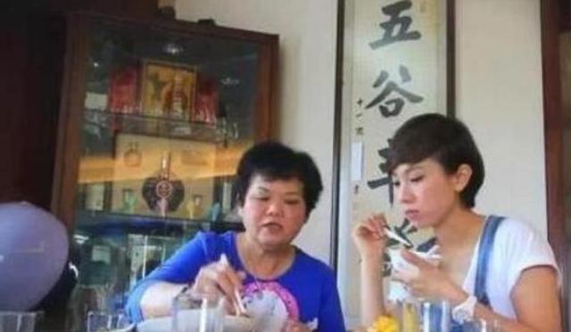 广东台主持人李静雯的家庭照，已婚生女18年，她的丈夫原来长这样