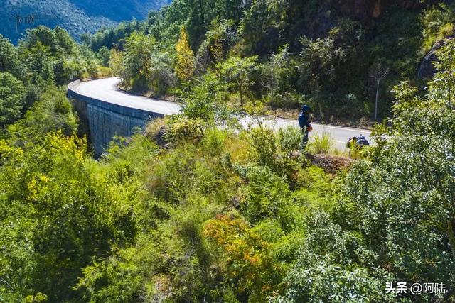 看丽宁十八弯未必要去观景台,我遇见个野生小土坡,视角也挺不错