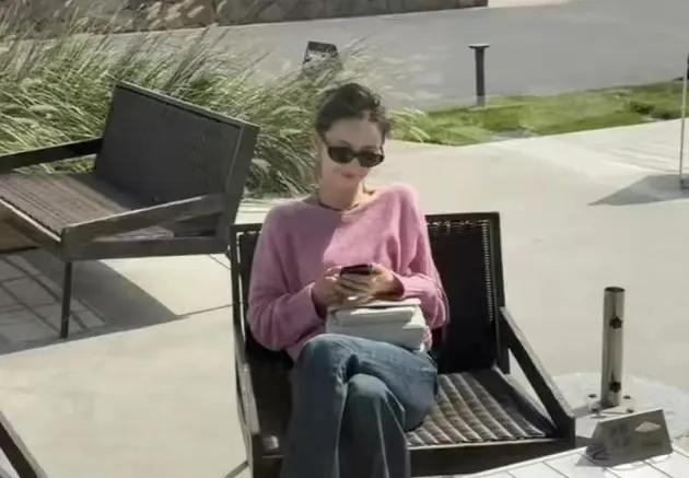 网友三亚偶遇佟丽娅，少女感穿搭吸睛，手部状态细节成焦点！