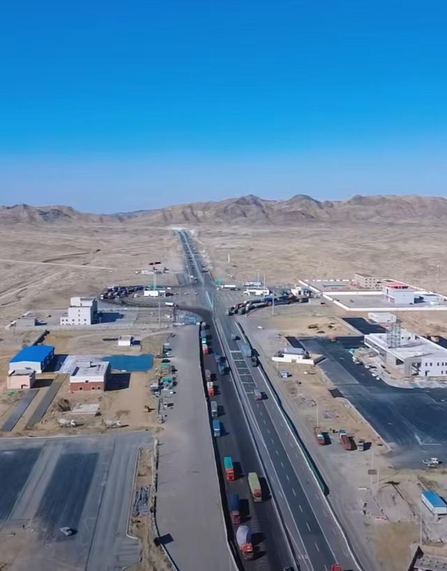 星星峡，新疆东门的璀璨星石与历史隘口