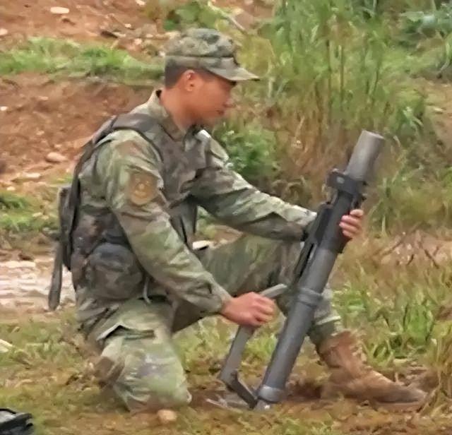 解放军新型钛合金小钢炮：2公里“吊打”狙击手，女生也能拎着跑