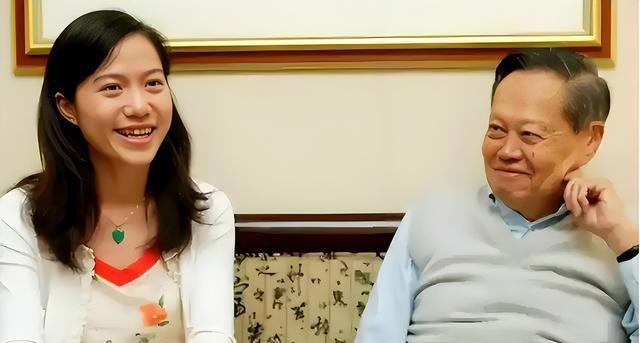 杨振宁告别仪式上，49岁翁帆近照曝光，原来杜致礼亲妹真的没说错