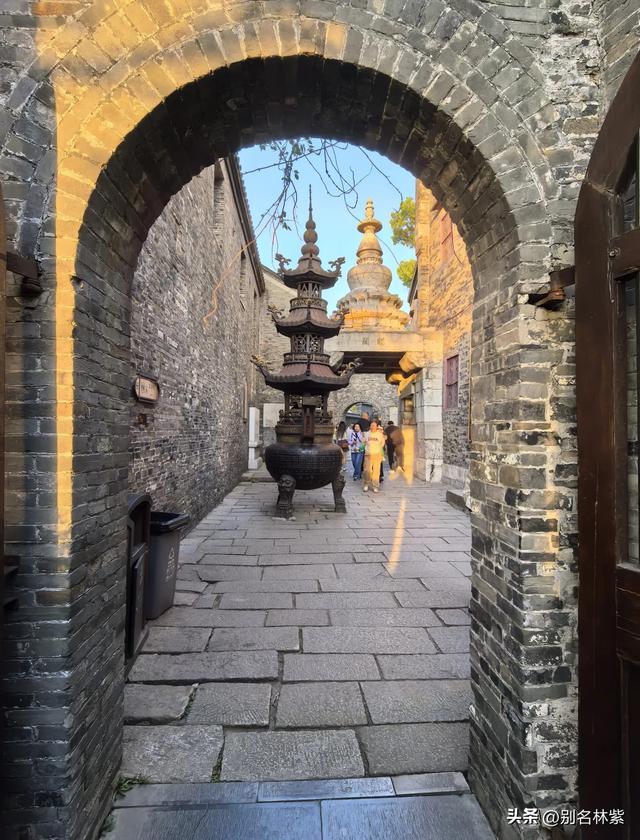 离开扬州在东站发生一件有惊无险的事，到镇江住青旅，游览西津渡