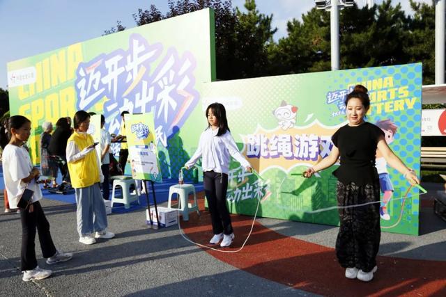 丝绸之路公园 上演“感党恩 听党话 跟党走” 穿越内蒙古全民健身徒步接力赛——现场很燃