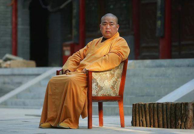 释永信生活有多奢华？身穿16万袈裟包养情妇，寺内义工曝更多内幕