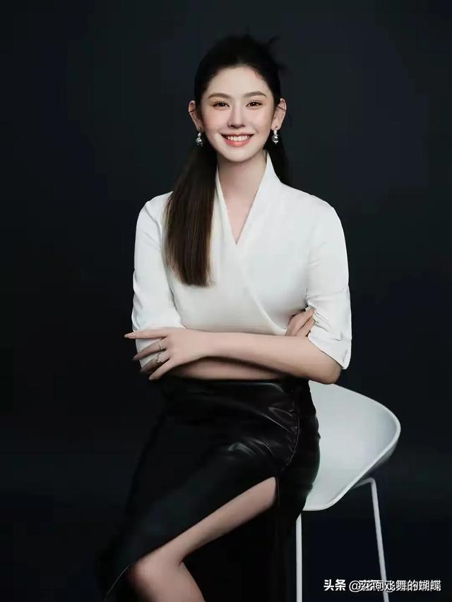 江苏徐州大学一校花，眉清目秀，温婉如玉	，美到犯规，太迷人了