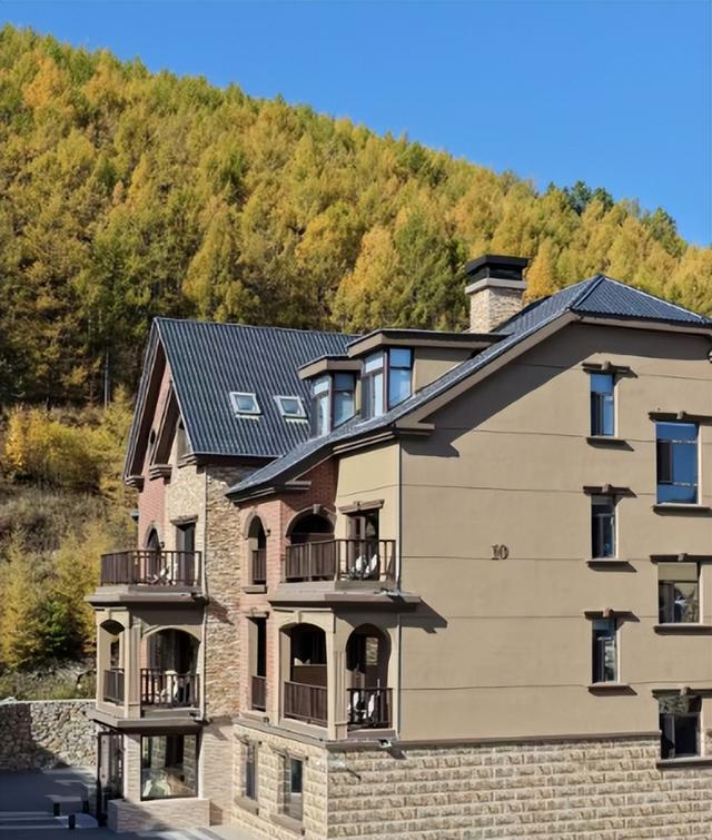 热门地堵车堵人，阿尔山直达专列吃饭明码标价，一天整理旅游攻略