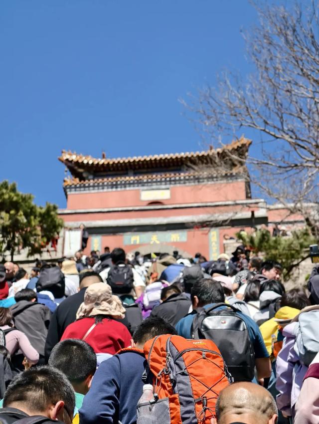 “人从众”时代:为什么节假日旅游越来越让人反感?