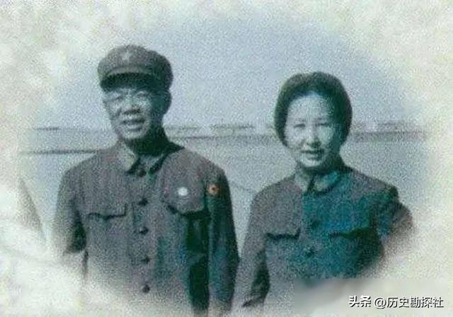 韩先楚夫人有多美？1970年的珍贵留影，她50岁容貌出众天生丽质