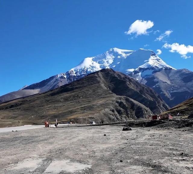 在蔡国强“升龙”的雪山脚下，我和当地人一起捡垃圾